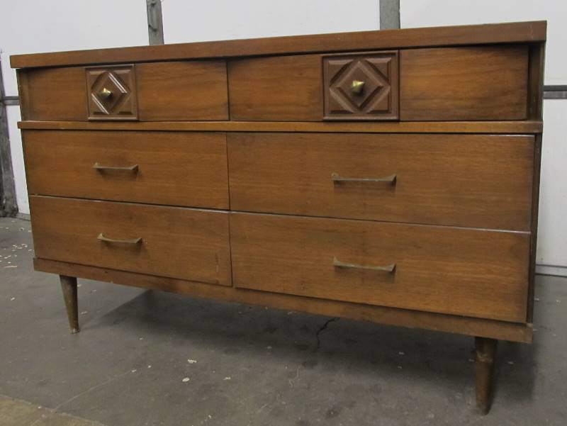 lot 7 image: Vintage 1960s Mid Century BASSETT Dresser