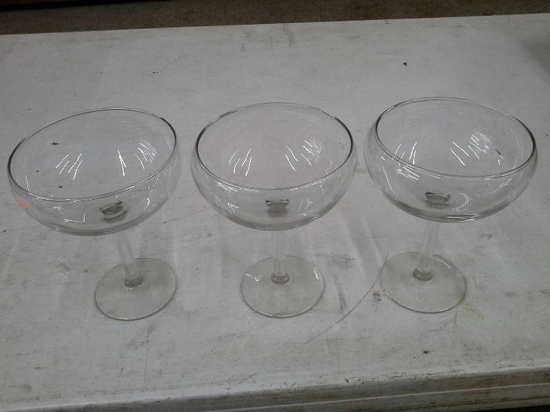 lot 91 image: 12 - 7 Margaretta Glasses