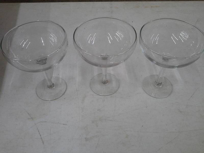 lot 98 image: 12 - 7 Margaretta Glasses