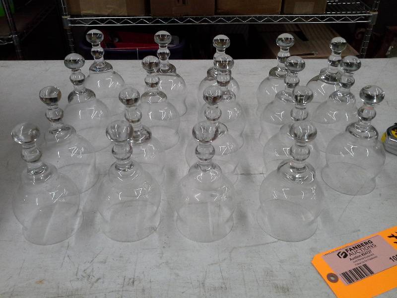 lot 105 image: 19 - 7 Glass