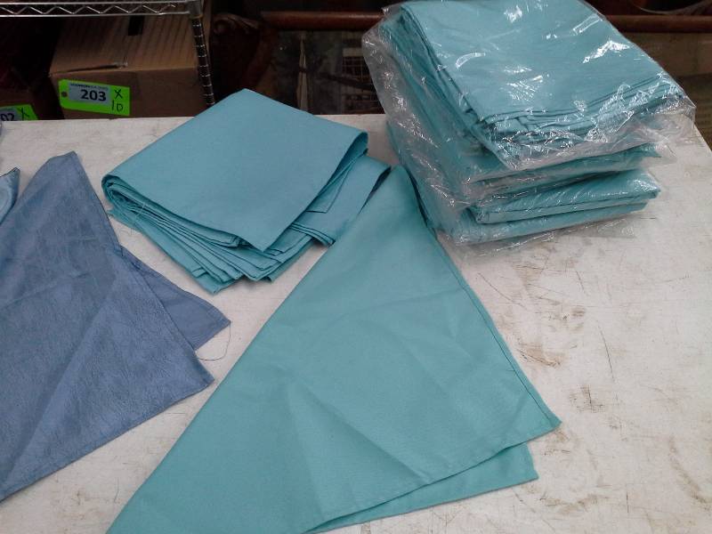 lot 123 image: Box of Cloth Napkins