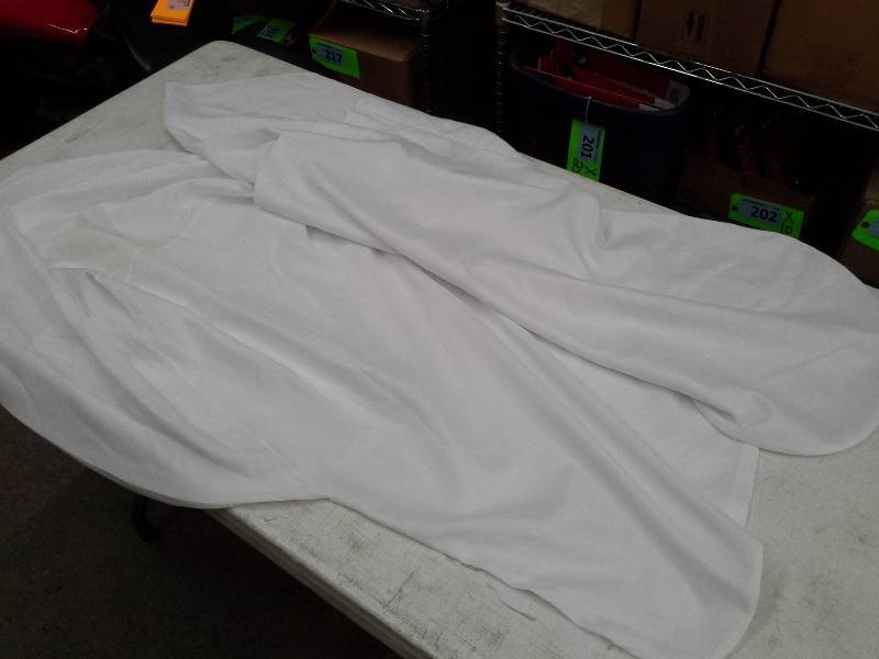 lot 131 image: 90 - White Chair Covers