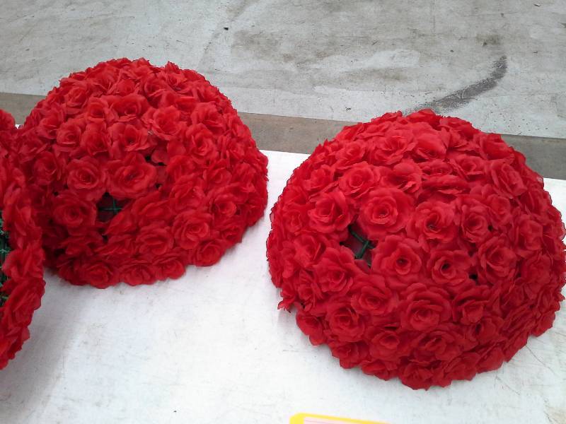 lot 172 image: 4 - Rose Caps