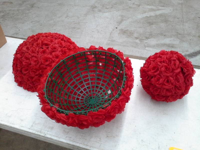lot 178 image: 3 - Rose Caps
