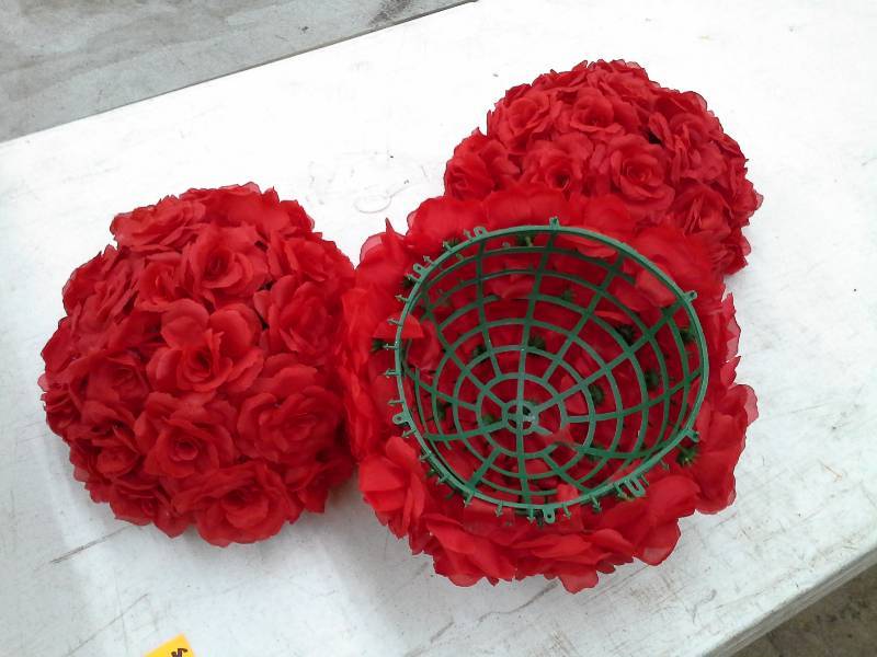 lot 182 image: 12 - Rose Caps