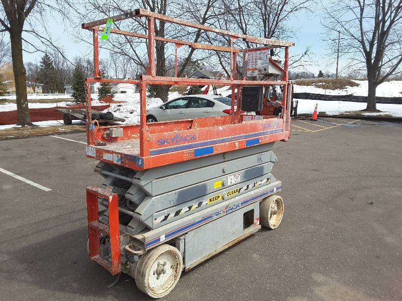 lot 1 image: JLG 3220 Scissorlift