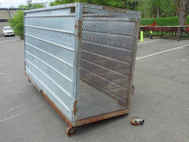 lot 18 image: Rolling Metal Cage