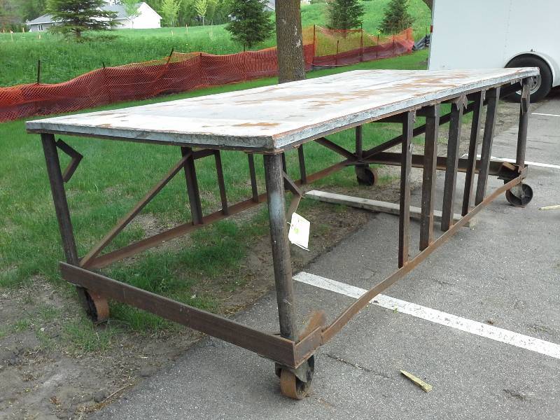 lot 17 image: Rolling metal table