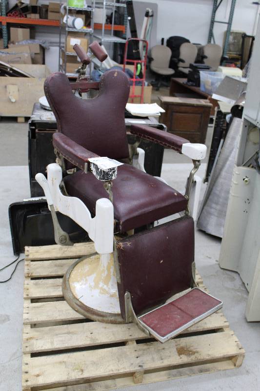 lot 8 image: Barber Chair