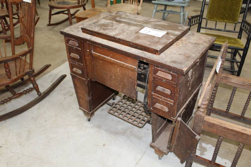 lot 72 image: White Rotary Sewing Machine Table