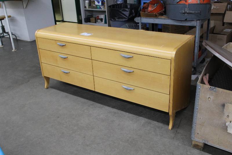 lot 15 image: Wood Dresser w 6-Drawers