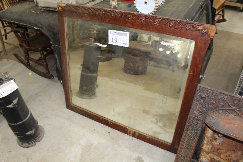 lot 19 image: Decorative Wood Frame Wall Mirror