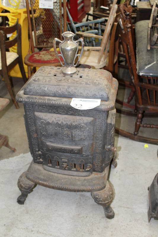 lot 22 image: Pearl 20 Cast Iron Wood Burning Stove