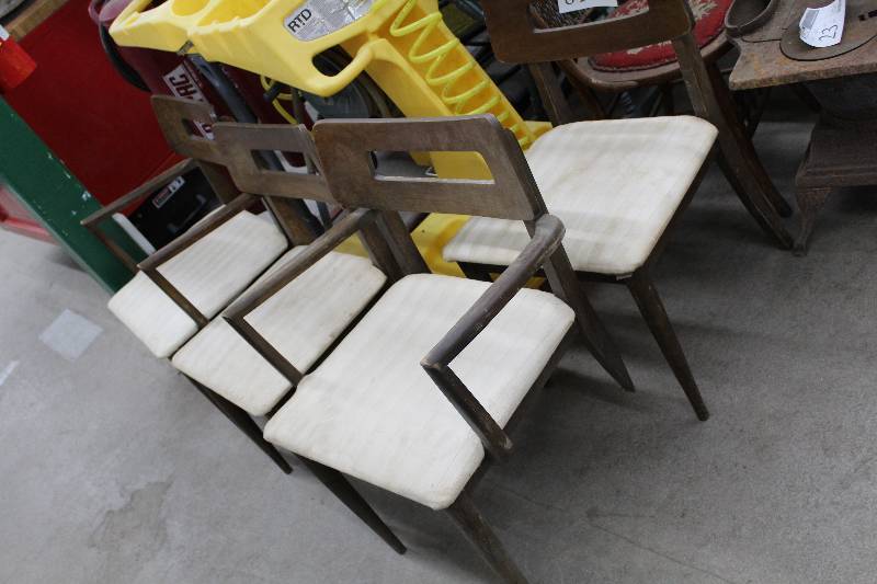 lot 84 image: Lot of (4) Padded Entry Chairs