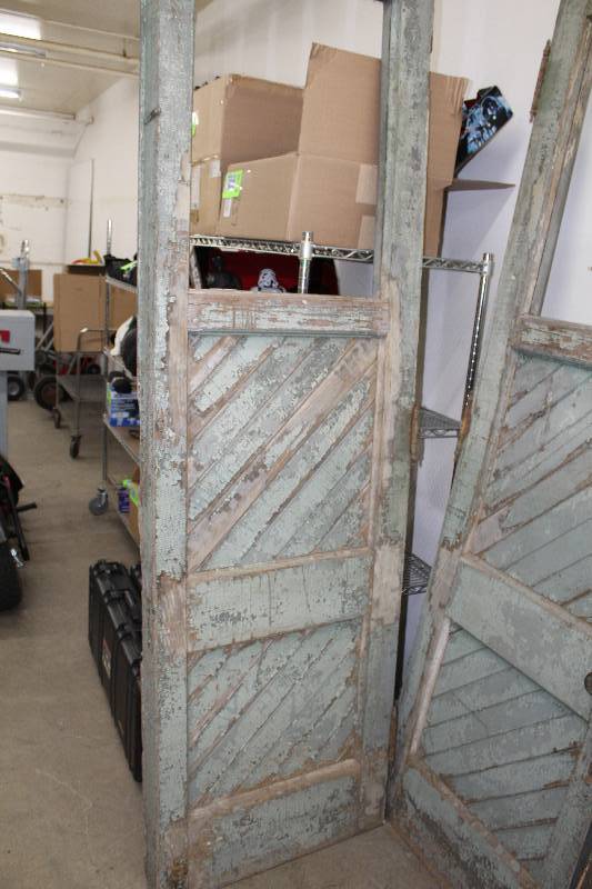 lot 43 image: 3-Panel Wood Door w Hardware, Open Transom