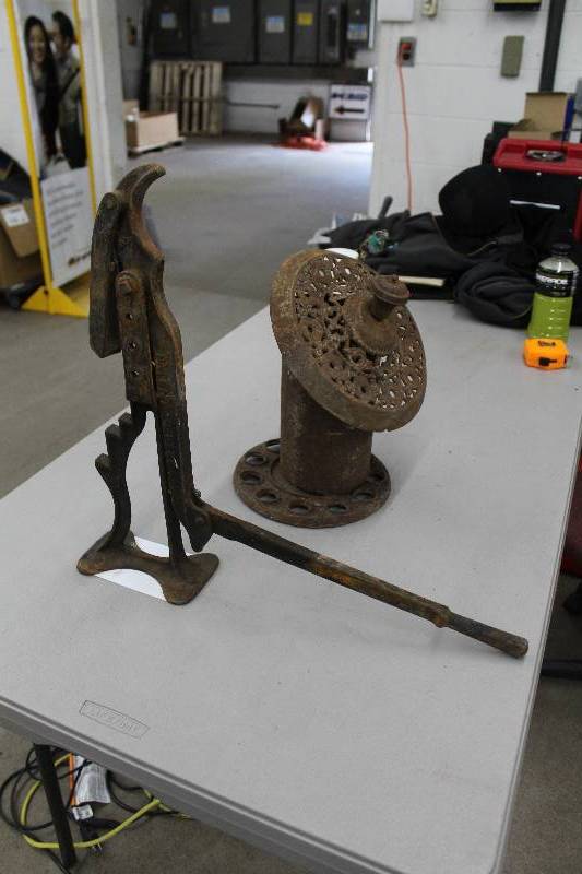 lot 52 image: Lot of (2) Cast Iron Tools