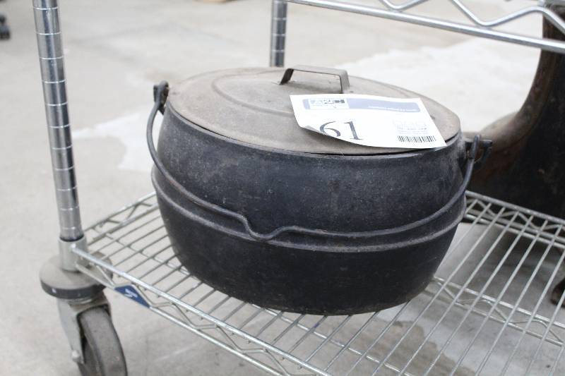 lot 61 image: Cast Iron Kettle w Lid