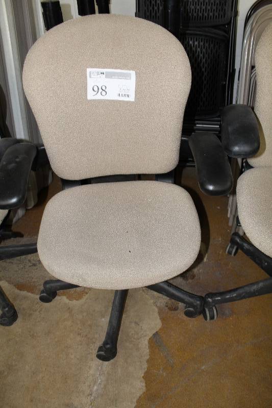 lot 98 image: Rolling Office Chair