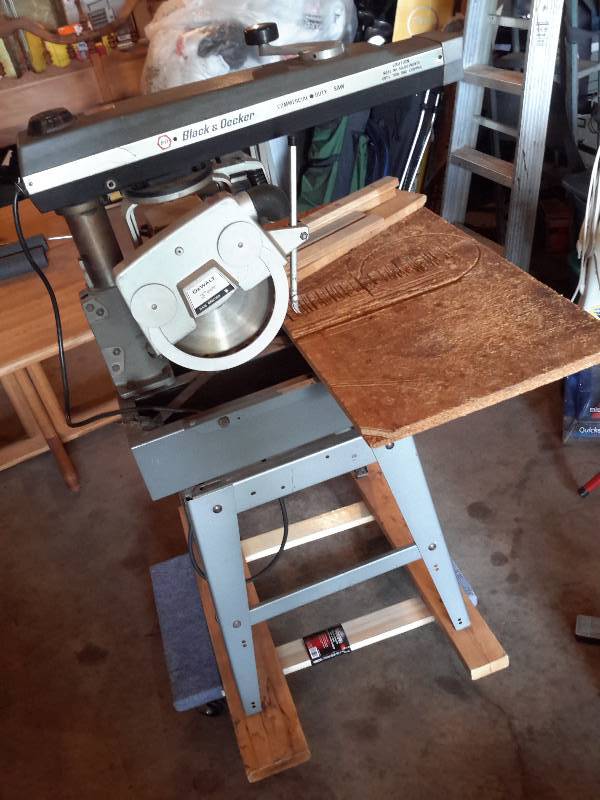 lot 114 image: Black and Decker Table Saw with Dewalt 3 in cut blade