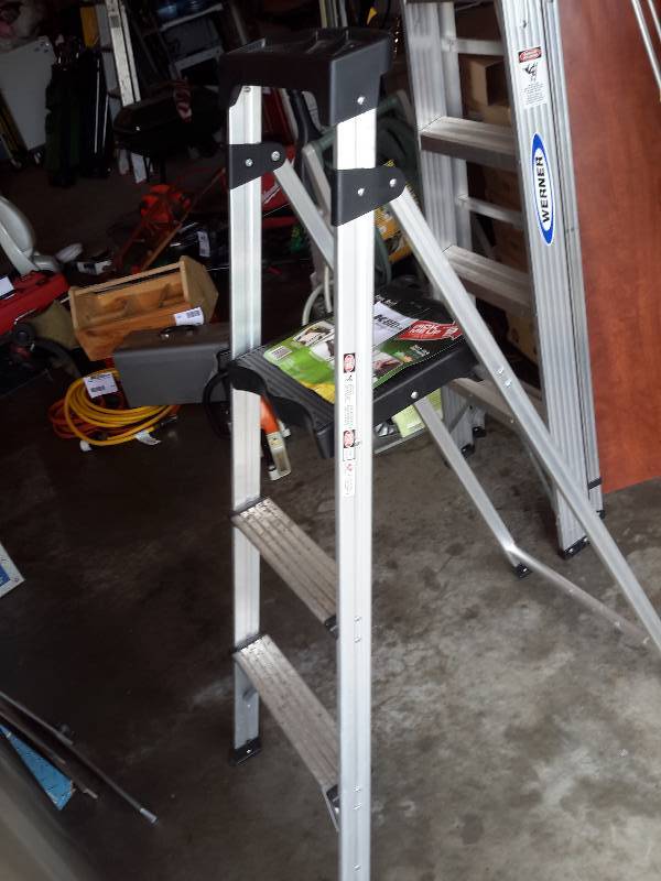 lot 133 image: Aluminum 3 Step ladder.. Very light
