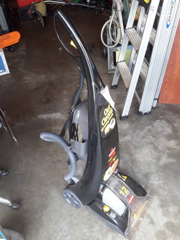 lot 131 image: Bissel, 12 Amp, Vacuum