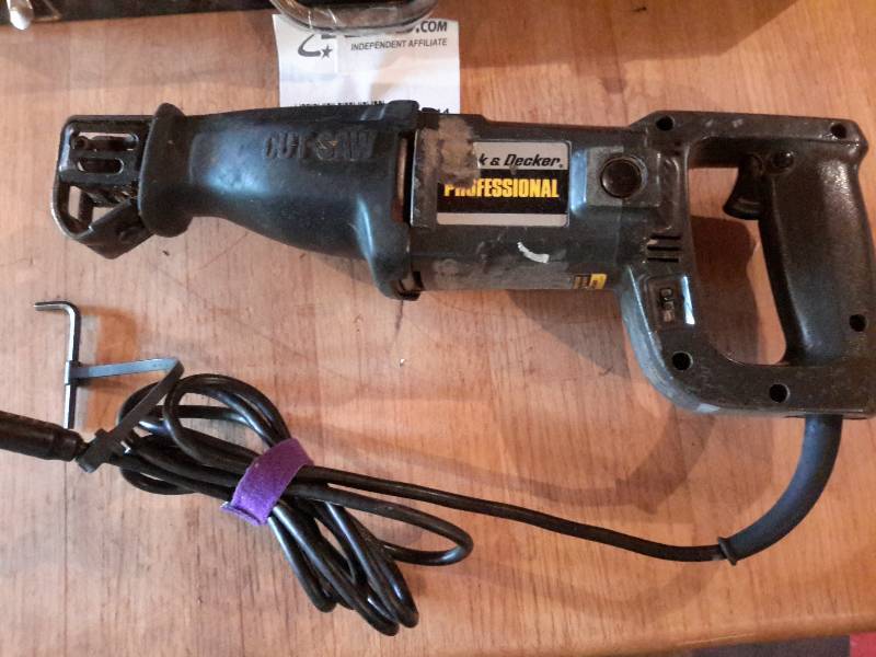 lot 141 image: Dewalt, Electric Cut off Saw