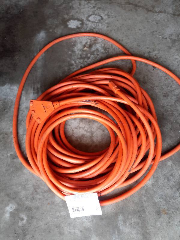 lot 23 image: Very heavy duty 3 prong, 3 outlet cord.