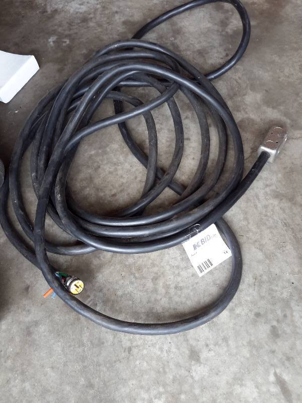 lot 14 image: very heavy Duty, 110v Extension Cord.. Approx 20 ft