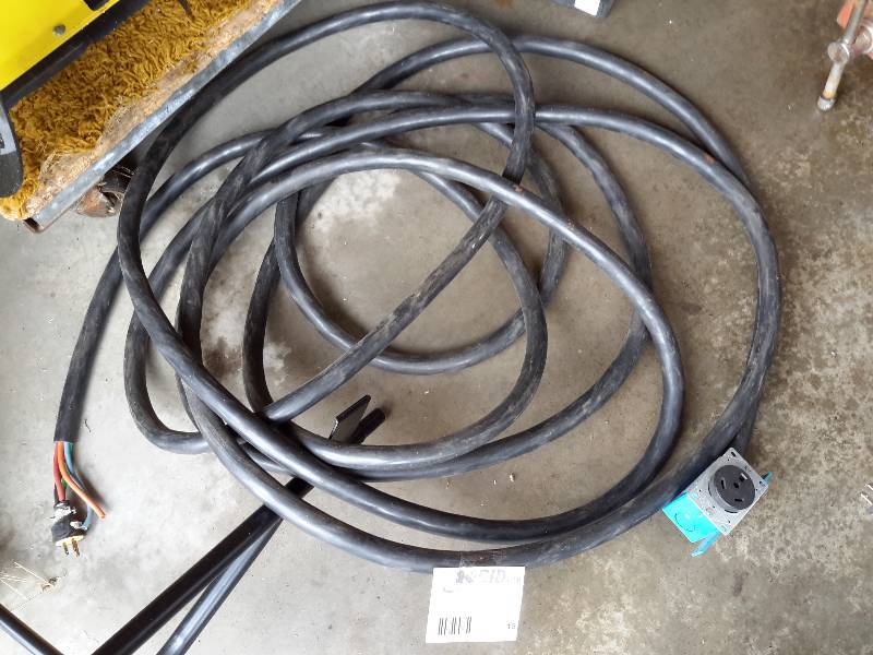 lot 15 image: Very heavy Duty, 220v Extension Cord.. Approx 20 ft