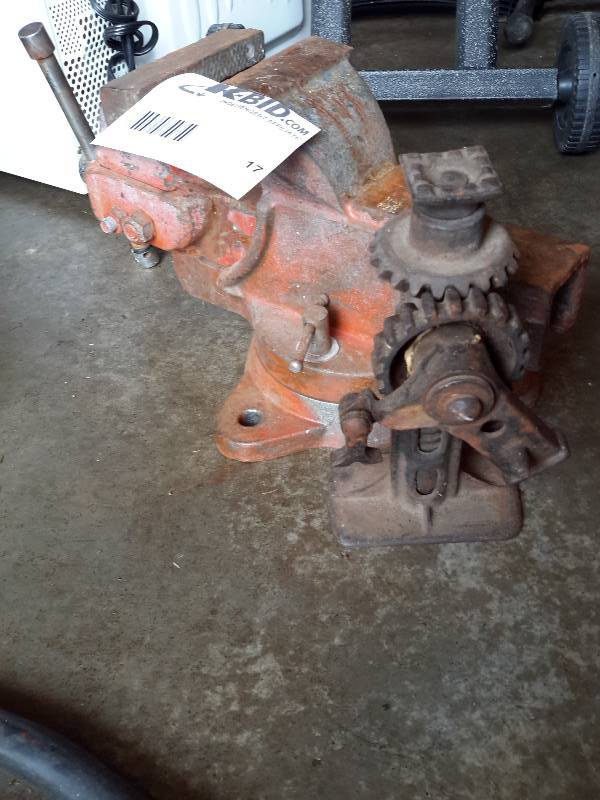 lot 17 image: Very heavy Duty Vise.(No markings).. Antique jack.. No handle
