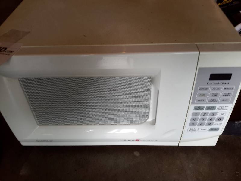lot 91 image: Goldstar Microwave Oven