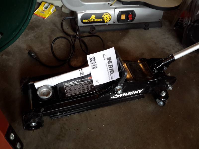 lot 31 image: Husky, 2 12 ton low profile Floor Jack
