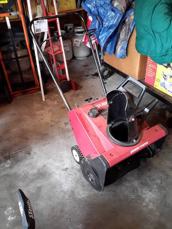 lot 28 image: Toro, CCR1000, 3 HP Snow Blower..