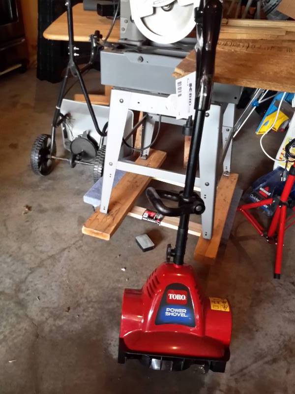 lot 26 image: Toro, Electric (cord) Power Shovel.. Works fine