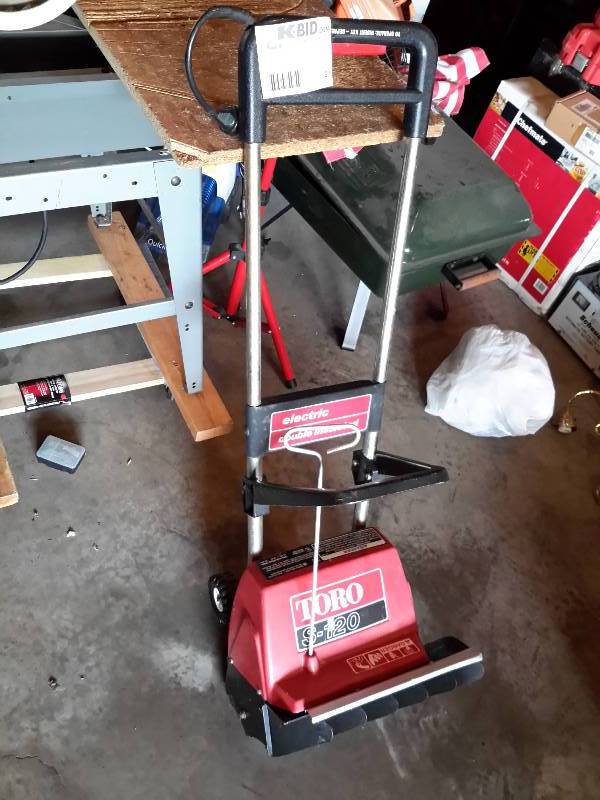 lot 27 image: Toro, Electric (cord) Power Shovel.. Works fine