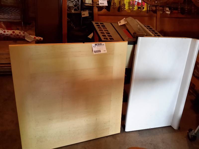 lot 124 image: Birch table Top.. No legs.  4ft counter top