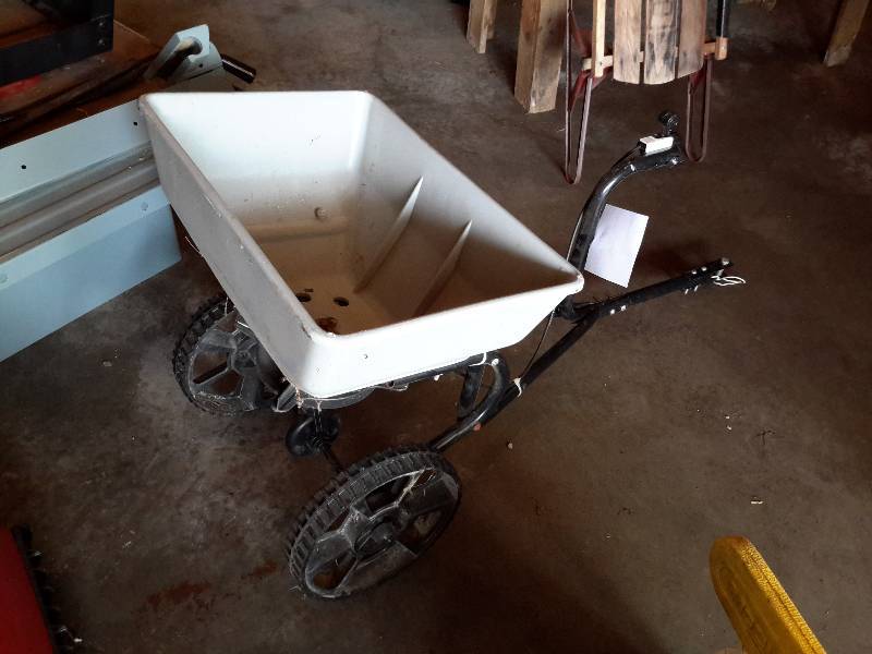 lot 121 image: Lawn Spreader