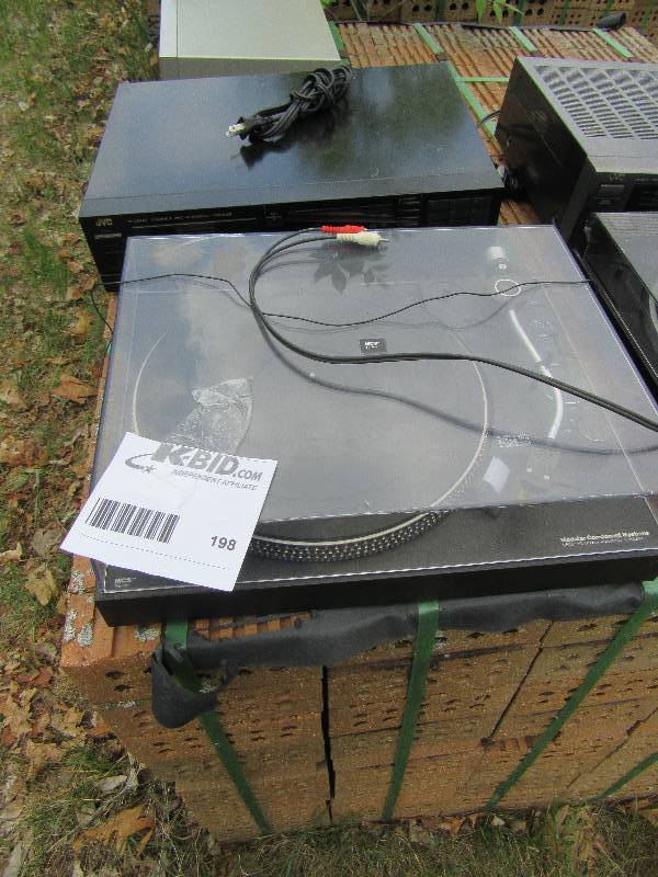 lot 198 image: JVC, 6 Disc CD changer.. TurnTable.. Both untested