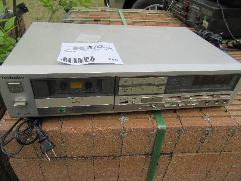 lot 200 image: Technics, Receiver and Cassette player.. Untested