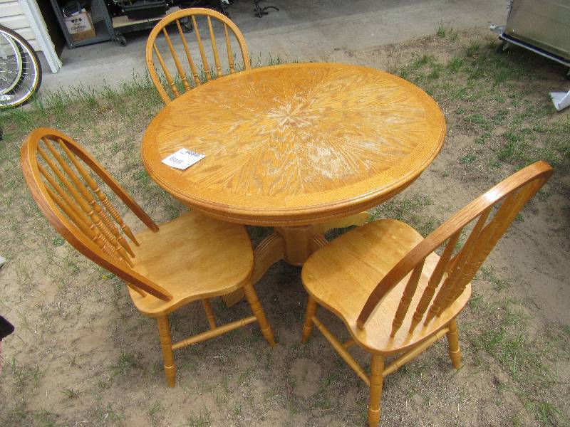 lot 204 image: 42 in, Solid Oak Round Table.. 3 Chairs