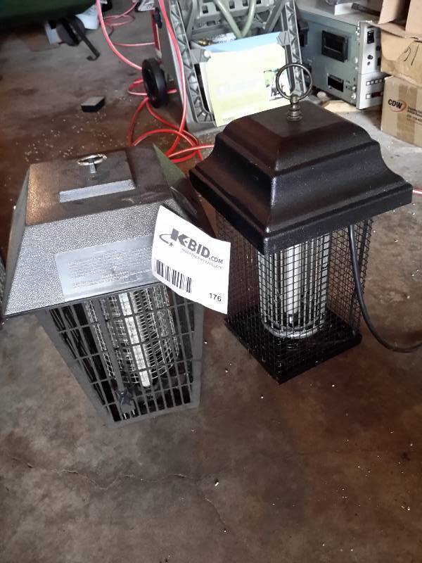 lot 175 image: 2 smaller Mosquito lamps.. Tested and work