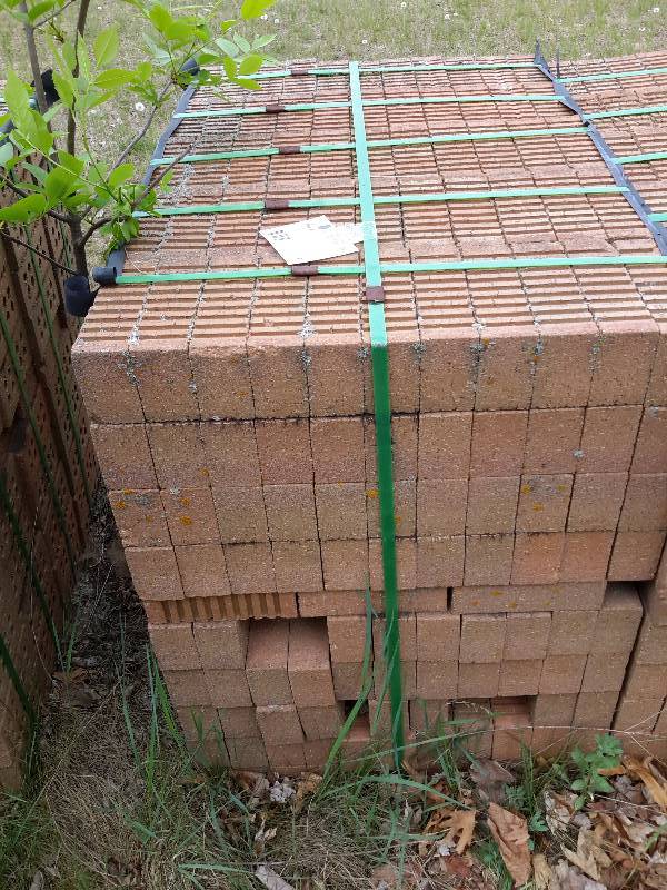 lot 4 image: 500 Brick.. Light colored brown, 3 finished sides