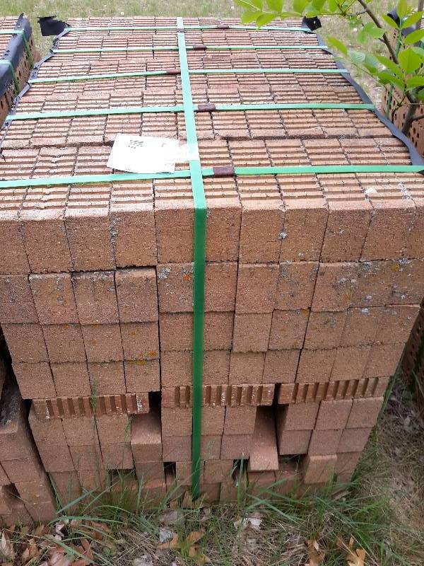 lot 5 image: 500 Brick.. Light colored brown, 3 finished sides