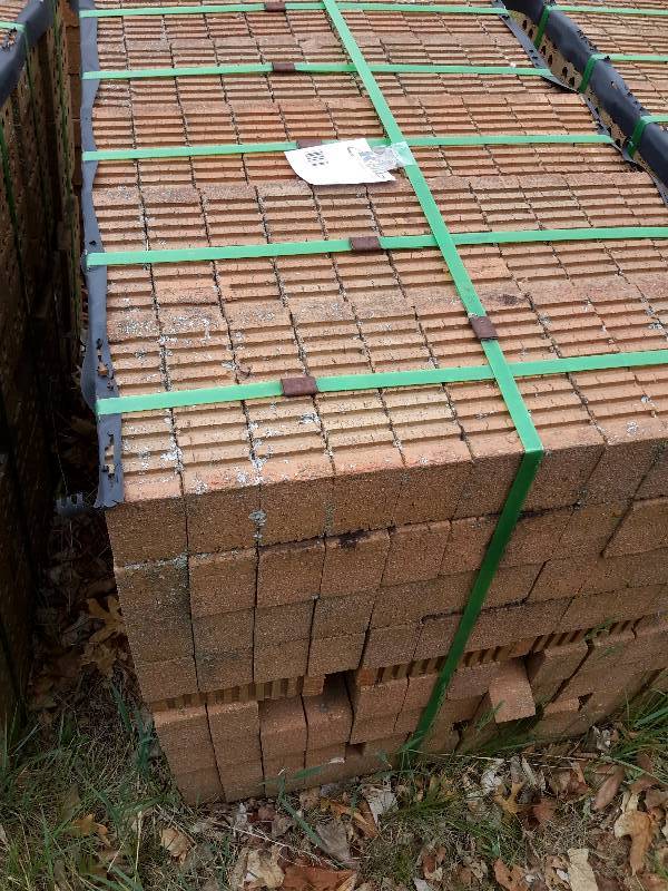 lot 6 image: 500 Brick.. Light colored brown, 3 finished sides