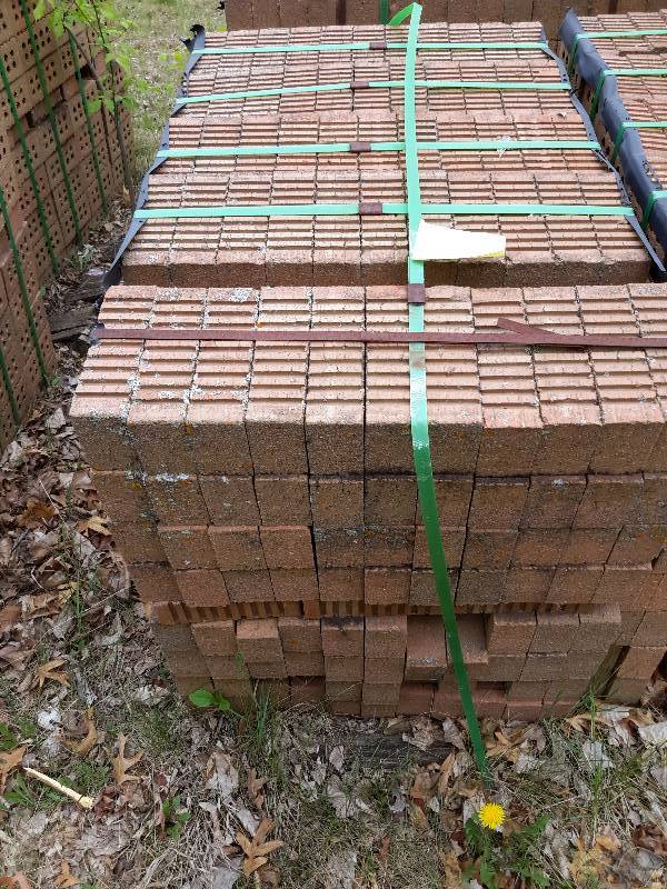 lot 7C image: 500 Brick.. Light colored brown, 3 finished sides