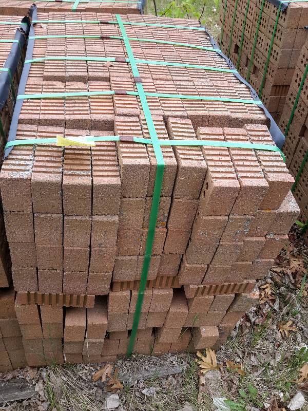 lot 7D image: 500 Brick.. Light colored brown, 3 finished sides