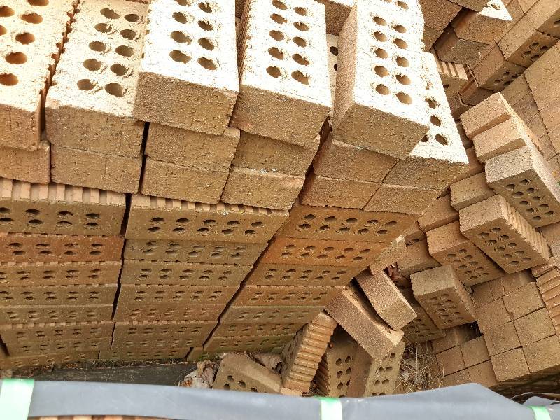 lot 7P image: 500 Brick.. Light colored brown, 3 finished sides
