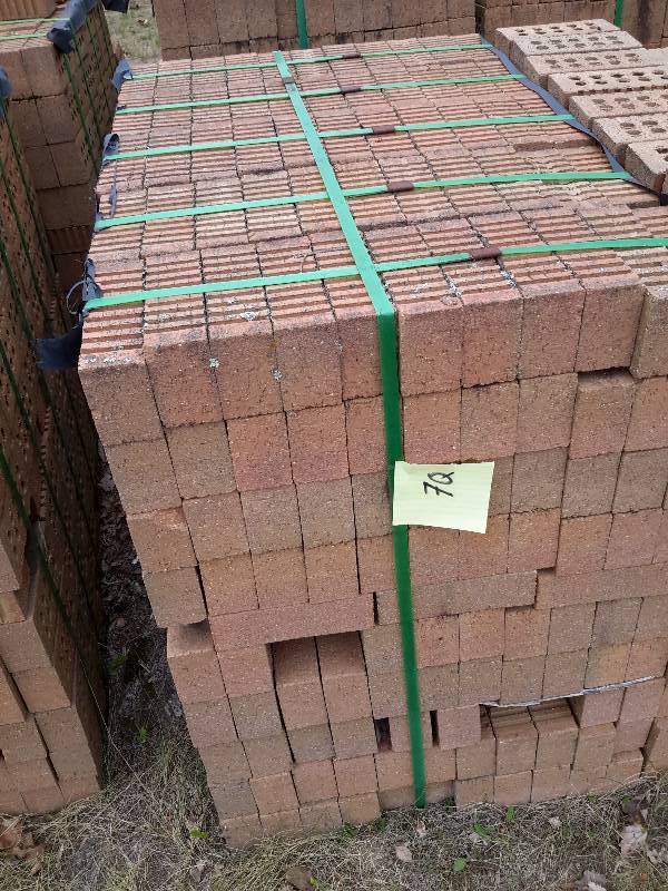 lot 7Q image: 500 Brick.. Light colored brown, 3 finished sides