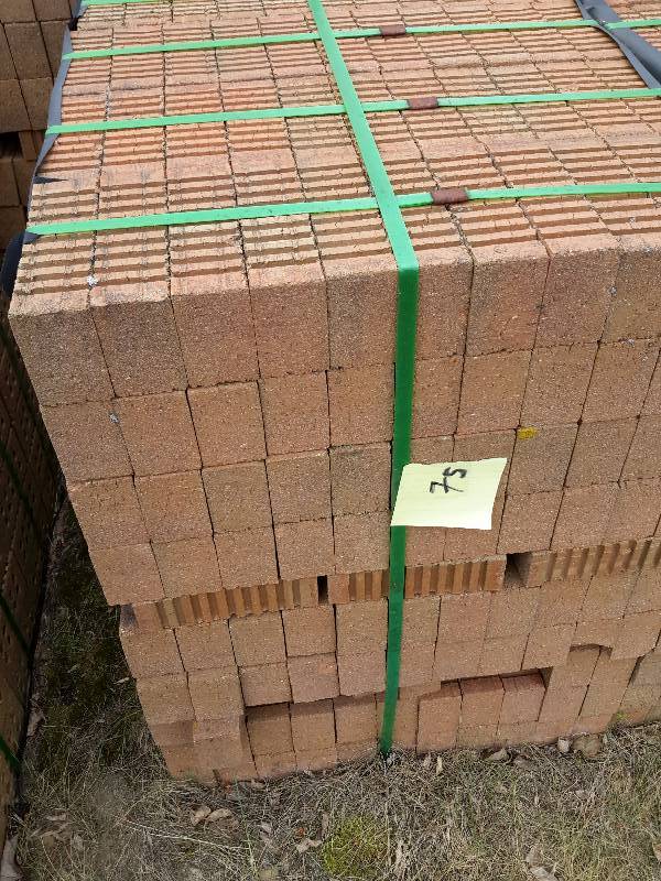 lot 7S image: 500 Brick.. Light colored brown, 3 finished sides