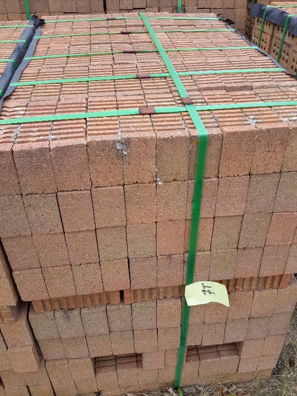 lot 7T image: 500 Brick.. Light colored brown, 3 finished sides